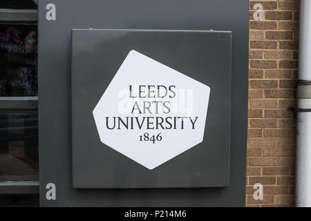 Das Logo von Leeds arts university. Kunst Universität Leeds Show 2018, die Show enthält die Präsentation der Atem der Arbeit durch das Sammeln von Studenten am 09. und 14. Juni 2018 produziert. Kunst Universität Leeds ist es, qualitativ hochwertige Kunst weiter und Hochschule, in der Stadt Leeds, West Yorkshire, England, mit einer Main Campus direkt gegenüber der Universität von Leeds. Stockfoto
