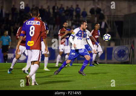 Curitiba, Brasilien. 13. Juni, 2018. Paraná Clube x Cruzeiro MG, Spiel gültig für die 12. Runde der brasilianischen Meisterschaft 2018. Estádio Durival Britto e Silva. Curitiba, PR. Credit: Guilherme Artigas/FotoArena/Alamy leben Nachrichten Stockfoto