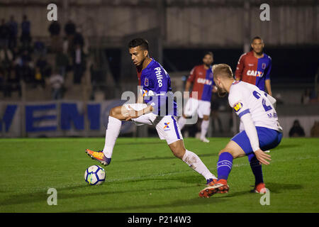 Curitiba, Brasilien. 13. Juni, 2018. Paraná Clube x Cruzeiro MG, Spiel gültig für die 12. Runde der brasilianischen Meisterschaft 2018. Estádio Durival Britto e Silva. Curitiba, PR. Credit: Guilherme Artigas/FotoArena/Alamy leben Nachrichten Stockfoto