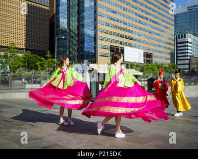 Seoul, Europa, Deutschland, Baden-Württemberg, Südkorea. 12 Juni, 2018. Touristen versuchen auf traditionelle koreanische royal Kleidung in der Nähe der King Sejong Statue in Seoul. Credit: Jack Kurtz/ZUMA Draht/Alamy leben Nachrichten Stockfoto