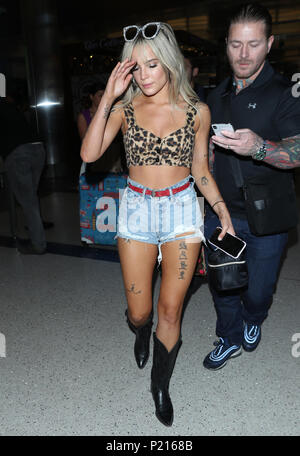 Los Angeles, Ca, USA. 13. Juni, 2018. Halsey am LAX am 13. Juni 2018 gesehen. Quelle: John Misa/Medien Punch/Alamy leben Nachrichten Stockfoto
