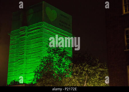 London, Großbritannien. 14 Juni, 2018. Das Grün für Grenfell Lichter leuchten auf der Grenfell Turm und die zwölf nächsten tower Blocks am ersten Jahrestag der Brand in einem Display vorgesehen ist Hine a light" der Liebe und Solidarität für die Betroffenen und das Bewusstsein für die Not derer, die noch ohne neue Wohnungen zu heben nach einem Jahr. Grün für Grenfell ist ein Community-led-Initiative in Zusammenarbeit mit den Mietern und die Nachbarschaftsverbände und Grenfell United. Credit: Mark Kerrison/Alamy leben Nachrichten Stockfoto