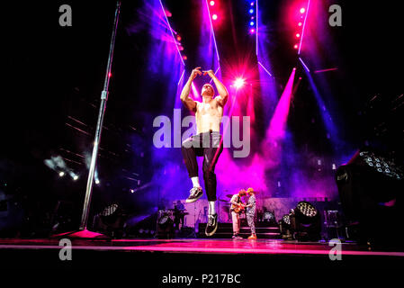 Toronto, Ontario, Kanada. 13. Juni, 2018. American Pop Rock Band aus Las Vegas, Nevada, "Stellen Sie sich vor Drachen' an Budweiser Stadium in Toronto durchgeführt. Bandmitglieder: Dan Reynolds, WAYNE PREDIGT, BEN MCKEE, DANIEL PLATZMAN Credit: Igor Vidyashev/ZUMA Draht/Alamy leben Nachrichten Stockfoto