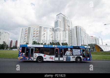 Moskau, Russland. 13. Juni, 2018. Fährt ein Bus vor einem Plattenbau in Moskau, Wohnanlage, Stadtbild, Funktion, im Allgemeinen, randmotiv, Fussball-WM 2018 in Russland vom 14.06. - 15.07.2018. | Verwendung der weltweiten Kredit: dpa/Alamy leben Nachrichten Stockfoto