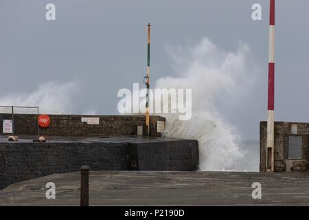 Aberaeron, Ceredigion, Wales, Großbritannien, 14. Juni 2018 Deutschland Wetter: Wind Wetter Sturm Hector roughens bis das Meer heute morgen am Aberaeron in Mid Wales. Credit: Ian Jones/Alamy leben Nachrichten Stockfoto