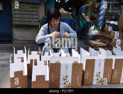 Hangzhou, China-13. Juni 2018: Zhu Liuqing macht Reisknödel an Ihrem Shop in Hangzhou, China Zhejiang Provinz. Credit: SIPA Asien/ZUMA Draht/Alamy leben Nachrichten Stockfoto