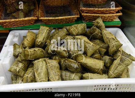 Hangzhou, China-13. Juni 2018: Zhu Liuqing macht Reisknödel an Ihrem Shop in Hangzhou, China Zhejiang Provinz. Credit: SIPA Asien/ZUMA Draht/Alamy leben Nachrichten Stockfoto