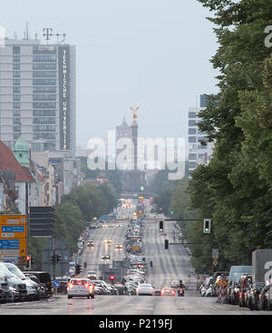 14 Juni 2018, Deutschland, Berlin: Fahrzeuge auf den Kaiserdamm in den Morgen. Im Hintergrund sind die Sieg die Spalte und das Rote Rathaus. Foto: Paul Zinken/dpa Stockfoto