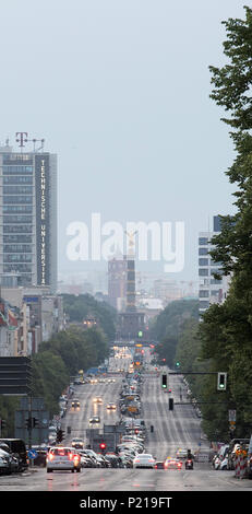 14 Juni 2018, Deutschland, Berlin: Fahrzeuge auf den Kaiserdamm in den Morgen. Im Hintergrund sind die Sieg die Spalte und das Rote Rathaus. Foto: Paul Zinken/dpa Stockfoto