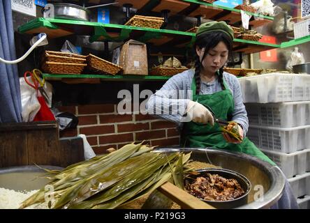 Hangzhou, China-13. Juni 2018: Zhu Liuqing macht Reisknödel an Ihrem Shop in Hangzhou, China Zhejiang Provinz. Credit: SIPA Asien/ZUMA Draht/Alamy leben Nachrichten Stockfoto