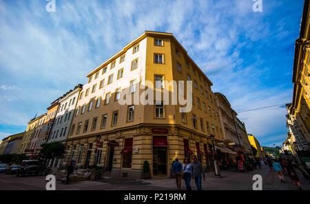 Salzburg, Salzburg, China. 14 Juni, 2018. Salzburg ist die viertgrößte Stadt in Österreich und Hauptstadt der Salzburg Land. Der Salzburger Altstadt (Altstadt) ist international bekannt für seine barocke Architektur bekannt und ist eine der am besten erhaltenen Stadtkerne nördlich der Alpen. Es wurde als UNESCO-Weltkulturerbe im Jahr 1997 aufgeführt. Die Stadt verfügt über drei Universitäten und einer großen Bevölkerung von Studenten. Touristen besuchen auch Salzburg das historische Zentrum und der malerischen Alpenlandschaft zu bereisen. Salzburg war der Geburtsort des 18. Jahrhunderts Komponisten Wolfgang Amadeus Mozart. In der midÃ¢â'¬''˜ 2 Stockfoto