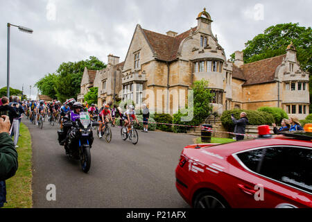 Tag zwei des Grand Abfahrt von Rushden, Northamptonshire der OVO Energie Frauen Radtour 2018. Die Radfahrer aus Hall Park im Zentrum von Rushden Vergangenheit Rushden Halle fahren. Credit: GLC PIX/Alamy Live News: Rushden, Großbritannien. 14. Juni 2018. Stockfoto