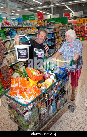 Liebe Supermarkt Sänger Geoff Davis, von Falmouth, Cornwall, Pläne in jedem Morrisons Stores in Großbritannien zu singen. Geoff, der Geld für das CLIC Sargent Liebe setzte seine Supermarkt Tour mit dem Besuch der Morrisons Stores in Wick, Littlehampton, West Sussex, England. Geoff will helfen, Geld für die Liebe nach seinem Sohn verlieren zu Krebs vor 43 Jahren und hat bisher über 20.000 £ angehoben und besuchte 40 Geschäften in ganz Großbritannien. Auf dem Foto: Geoff singt an einen Kunden. Credit: Scott Ramsey/Alamy leben Nachrichten Stockfoto