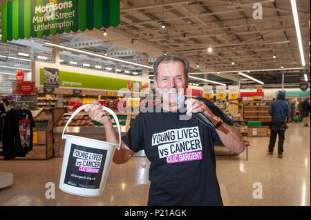 Liebe Supermarkt Sänger Geoff Davis, von Falmouth, Cornwall, Pläne in jedem Morrisons Stores in Großbritannien zu singen. Geoff, der Geld für das CLIC Sargent Liebe setzte seine Supermarkt Tour mit dem Besuch der Morrisons Stores in Wick, Littlehampton, West Sussex, England. Geoff will helfen, Geld für die Liebe nach seinem Sohn verlieren zu Krebs vor 43 Jahren und hat bisher über 20.000 £ angehoben und besuchte 40 Geschäften in ganz Großbritannien. Credit: Scott Ramsey/Alamy leben Nachrichten Stockfoto