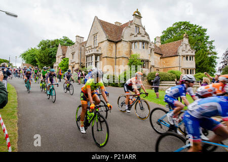 Tag zwei des Grand Abfahrt von Rushden, Northamptonshire der OVO Energie Frauen Radtour 2018. Die Radfahrer aus Hall Park im Zentrum von Rushden Vergangenheit Rushden Halle fahren. Credit: GLC PIX/Alamy Live News: Rushden, Großbritannien. 14. Juni 2018. Stockfoto