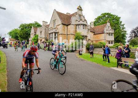 Tag zwei des Grand Abfahrt von Rushden, Northamptonshire der OVO Energie Frauen Radtour 2018. Die Radfahrer aus Hall Park im Zentrum von Rushden Vergangenheit Rushden Halle fahren. Credit: GLC PIX/Alamy Live News: Rushden, Großbritannien. 14. Juni 2018. Stockfoto