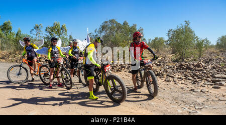 Gibb Herausforderung 2018 Radfahrer im Bib und Jersey und Engel Kostüm auf fatbikes und Mountainbikes der Gibb River Road Kimberley WA Australien gekleidet Stockfoto