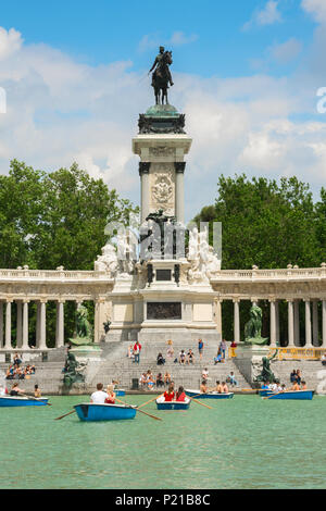 Madrid Park Retiro, Blick an einem Sommernachmittag von Menschen genießen Bootsfahrten auf dem Estanque (See) im Parque del Retiro im Zentrum von Madrid, Spanien Stockfoto