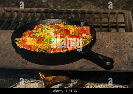 Lagerfeuer Nachos Kochen auf dem Grill in Virginia Stockfoto