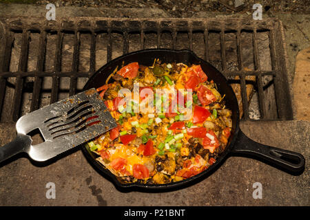 Lagerfeuer Nachos Kochen auf dem Grill in Virginia Stockfoto