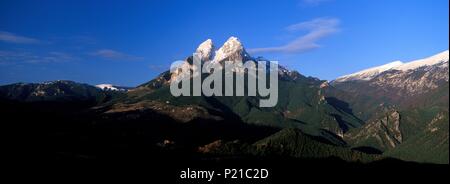 Spanien - Katalonien - Berguedá (Kreis) - Barcelona. El Pedraforca, Al fons El Cadi Parc Natural Saldes, Berguedà, Barcelona. Stockfoto