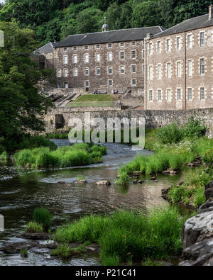 Das New Lanark Weltkulturerbe eine einzigartige Mühle Dorf aus dem 18. Jahrhundert neben dem malerischen Fluss Clyde in Schottland sitzen Stockfoto