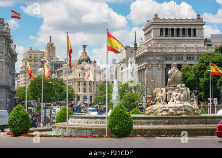 Plaza de Cibeles Madrid, mit Blick auf die Springbrunnen in der Plaza de Cibeles und dem Stadtzentrum entfernt und die Gebäude in der Calle de Alcala, Madrid, Spanien. Stockfoto