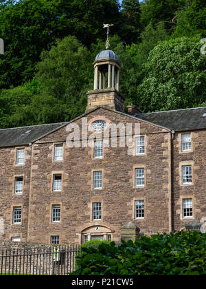 Wasserfälle an der New Lanark Weltkulturerbe eine einzigartige Mühle Dorf aus dem 18. Jahrhundert neben dem malerischen Fluss Clyde in Schottland sitzen Stockfoto