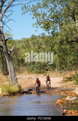 Gibb Herausforderung 2018 zwei Radfahrer auf einem fatbike und ein Mountainbike den Pentecost River Crossing am El Questro Station Kimberley Australien Stockfoto