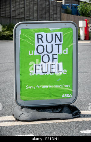 Asda Tankstellen ohne Kraftstoff heute, nachdem der Preis für bleifreies von 3p ein Liter Diesel und 2 p pro Liter. Diese superstore, in Brighton r Stockfoto