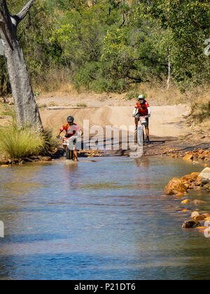 Gibb Herausforderung 2018 zwei Radfahrer auf einem fatbike und ein Mountainbike den Pentecost River Crossing am El Questro Station Kimberley Australien Stockfoto