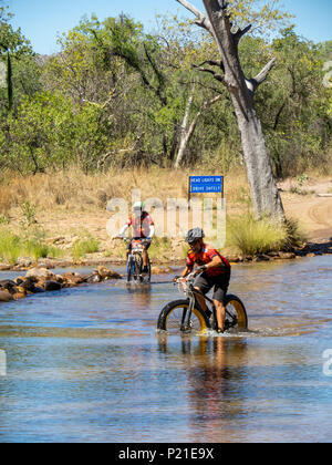 Gibb Herausforderung 2018 zwei Radfahrer auf einem fatbike und ein Mountainbike den Pentecost River Crossing am El Questro Station Kimberley Australien Stockfoto