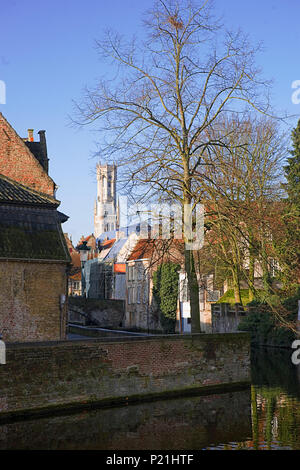 Die Kreuzung der Groenerei und Wollestraat Kanäle: Blick auf das Zentrum von Brügge mit dem Belfort Tower in der Ferne, von Predikherenrei Stockfoto