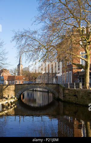 Die Kreuzung der Groenerei und Sint-annarei Kanäle, und der Molenbrug Brücke, Brügge, Belgien Stockfoto