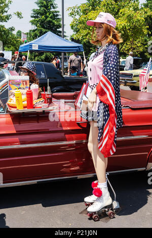 Alte amerikanische Kellnerinnen auf Rollschuhen, Antique Car Show, nordöstlich von Philadelphia, PA, USA Stockfoto