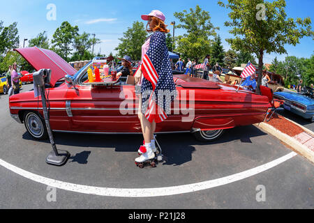 Alte amerikanische Kellnerinnen auf Rollschuhen, Antique Car Show, nordöstlich von Philadelphia, PA, USA Stockfoto