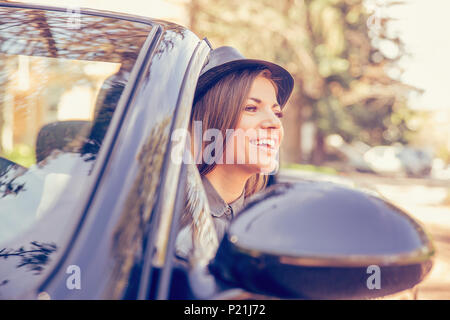 Happy woman-driving-Wandelanleihe an einem sonnigen Tag Stockfoto