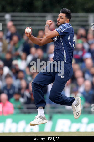 Schottlands Safyaan Sharif bowling während des Zweiten Internationalen T20 Match im The Grange, Edinburgh. Stockfoto