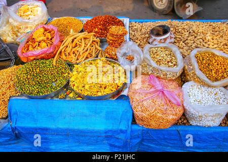Anzeige von Snacks an Kinari Basar in Agra, Uttar Pradesh, Indien. Kinari Bazar wurde im 17. Jahrhundert unter der Mughal Kaiser Shahjahan gebaut. Stockfoto