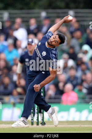 Schottlands Safyaan Sharif bowling während des Zweiten Internationalen T20 Match im The Grange, Edinburgh. Stockfoto