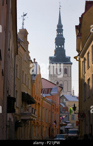 Blick hinunter Rataskaevu in Richtung der Spitze des Niguliste, Altstadt Tallinn, Estland Stockfoto