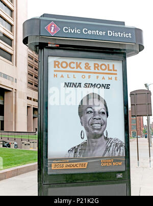 Ein Poster von Nina Simone, Rock and Roll Hall of Fame eingezogenes, hängt in einem bürgersteig Festzelt im CIvic Center in der Innenstadt von Cleveland, Ohio. Stockfoto