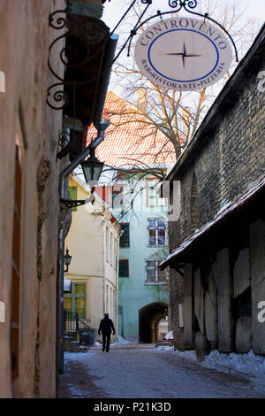 Katariina Käik (St. Catherine's Passage), Linn, Tallinn, Estland: Eine mittelalterliche Gasse zwischen Ader und Mrivahe. MODEL RELEASED Stockfoto