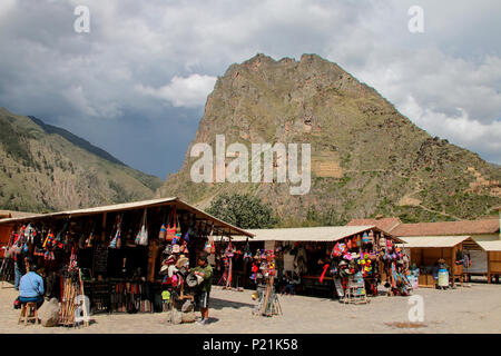 Straßenmarkt in Ollantaytambo in Peru. Ollantaytambo war das Königsgut Kaiser Pachacuti, die die Region erobert. Stockfoto