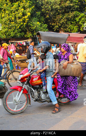 Familie reiten Motorrad an Kinari Basar in Agra, Uttar Pradesh, Indien. Agra ist eines der bevölkerungsreichsten Städte in Uttar Pradesh Stockfoto