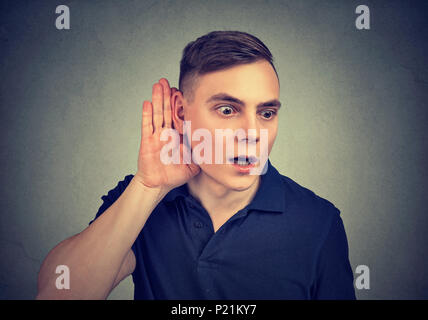 Neugierig mann Abhören mit der Hand zum Ohr Geste Stockfoto