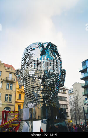 Die berühmten drehbaren 42-Schicht Skulptur von Franz Kafkas Kopf von David Cerny, Prag, Tschechische Republik Stockfoto