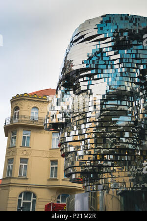 Die berühmten drehbaren 42-Schicht Skulptur von Franz Kafkas Kopf von David Cerny, Prag, Tschechische Republik Stockfoto