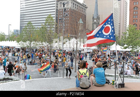 Flagge Ohio Wellen über den belebten öffentlichen Platz Festlichkeiten in der Innenstadt von Cleveland, Ohio während der 2018 Stolz. Stockfoto