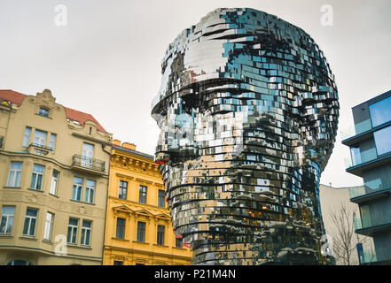 Die berühmten drehbaren 42-Schicht Skulptur von Franz Kafkas Kopf von David Cerny, Prag, Tschechische Republik Stockfoto